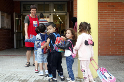 Plano abierto de un grupo de alumnos del instituto-escuela Mediterrani de Tarragona entrante en fila al centro con su maestra. Imagen del 12 de septiembre del 2017
