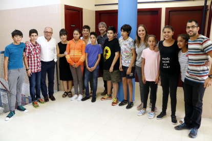 Pla general dels alumnes de 1r d'ESO de l'institut-escola Mediterrani de Tarragona fent-se una fotografia de grup amb els professors, els responsables del centre i d'Ensenyament, el 12 de setembre del 2017