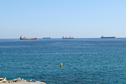 Cuatro barcos de mercancías delante de las costas de Tarragona este miércoles.