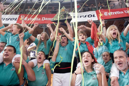Membres dels Castellers de Vilafranca celebren la victòria aconseguida al concurs celebrat el 2016.