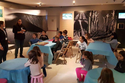 Los niños y niñas realizan talleres infantiles y manualidades relacionadas con la época navideña, la figura de Antoni Gaudí y el Modernismo.