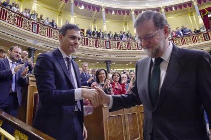 Mariano Rajoy y Pedro Sánchez se dan la mano después de la votación de la moción de censura.