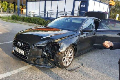 Imatge de com ha quedat la part frontal del cotxe oficial del president de la Generalitat després de rebre l'impacte d'una roda de camió.
