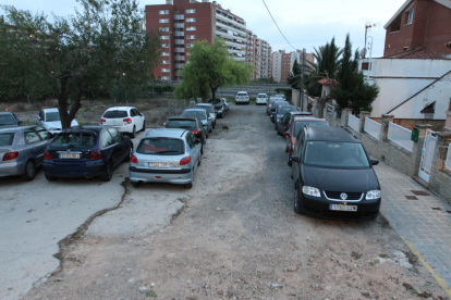 L'inici de l'avinguda Joan Antonio i Guàrdias presenta una zona sense asfaltar.