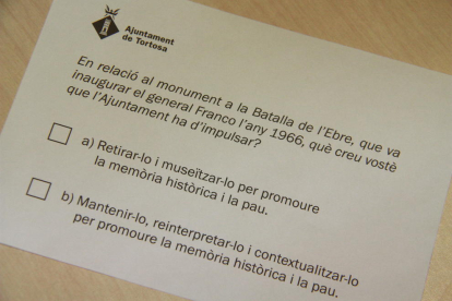 Papeleta para votar a la consulta del monumento franquista del 28-M