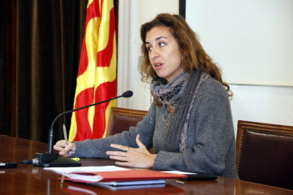 La portavoz de la CUP en Tarragona, Laia Estrada, en la rueda de prensa en el Ayuntamiento de este jueves.