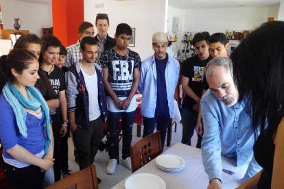 14 joves fan un curs de Serveis de Restaurant al Viver d'Empreses de l'Hospitalet de l'Infant