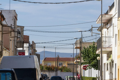 Cablejat elèctric en un carrer del barri Montserrat.