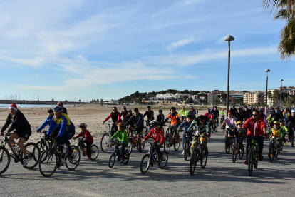 Los vecinos se han reunido para celebrar la bicicletada popular la tradicional en el municipio.