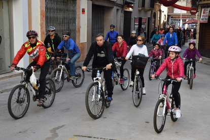Els veïns s'han reunit per celebrar la bicicletada popular ja tradicional al municipi.