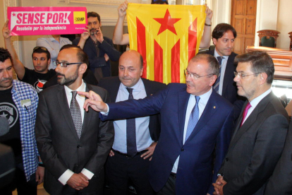 Los concejales de la CUP de Reus flanquean con esteladas al ministro Catalá
