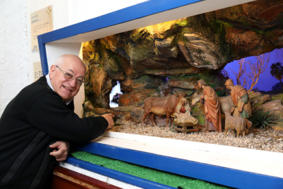 El padre Carmelo Capizzi muestra el sitio donde está siutada la catarata, hecha con imágenes reales y que incluye el ruido del agua.