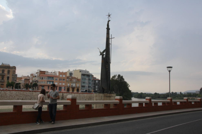 Una parella es fotografia davant del monument franquista de Tortosa el dia de la consulta, el 28 de maig de 2016