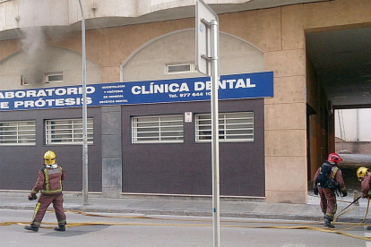 Dels baixos de l'edifici, on està situada la clínica dental, en sortia una densa columna de fum.