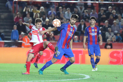 André Gomes disputant una pilota durant el partit de la Supercopa.