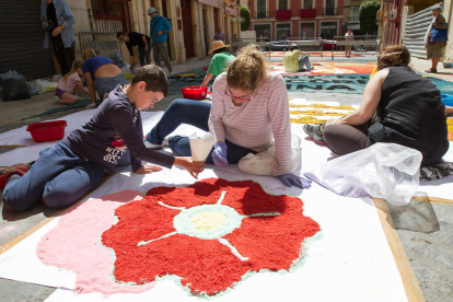 Las alfombras de flores llenan las calles de Reus