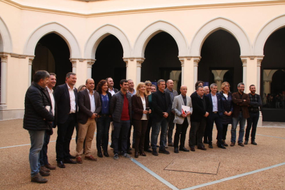 Foto de família dels membres de l'AMI un cop acabada la reunió al seminari de Tarragona.