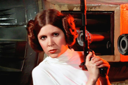 La actriz encarnando a la mítica princesa Leia de Star Wars.