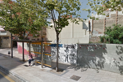 L'autobús ha xocat amb la marquesina de la parada que hi ha a la Riera de Miró amb el carrer Don Bosco.
