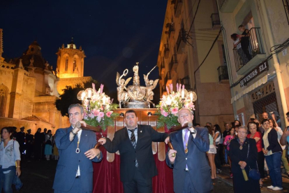 Los miembros de varias cofradías de Semana Santa de Tarragona han sido los costaleros del Braç de Santa Tecla.