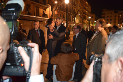 Bartomeu se abraza a Jordi Sendra.