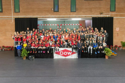 Foto de família dels participants en el XX Torneig de Nadal de futbol base DOW