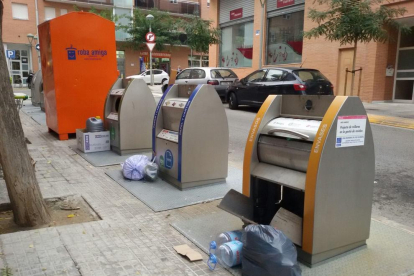 Desperdicios acumulados en la calle Josep Pla Casadevall.