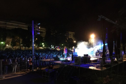 Un moment del concert a la plaça d'Anton Borrell.