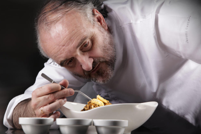 Jeroni Castells prepara a uno de los 'trampantojos' que han hecho famoso su restaurante