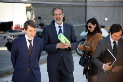 Carlos Barat, director general d'Escal UGS, en el centro de la imagen, acompañado de algunos abogados, saliendo de declarar, con una carpeta de papeles en las manos, de los juzgados de Vinaròs. Imagen del 31 de mayo de 2016