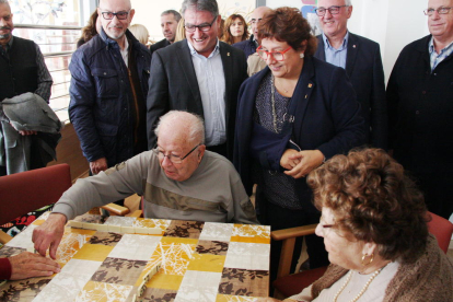La consellera de Trabajo, Dolors Bassa, con unos abuelos en una visita al centro de día Marinada de Roda de Berà.