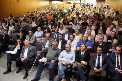 Imatge general del públic assistent, unes 200 persones, a l'aula magna de la URV a Tarragona durant l'acte públic 'Ens hi juguem el futur. Sí al futur de les empreses i dels treballadors i treballadores de Tarragona', el 31 de maig de 2016