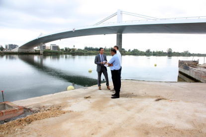 El gerent de Ports de la Generalitat, Joan Pere Gómez, visitant les obres de l'embarcador de Sant Jaume d'Enveja davant el pont del Passador. Imatge del 26 de setembre de 2016 (horitzontal)