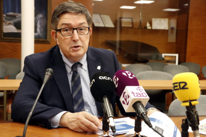 Plano medio del rector de la URV, Josep Anton Ferré, en la rueda de prensa posterior a la reunión del Consejo de Gobierno.