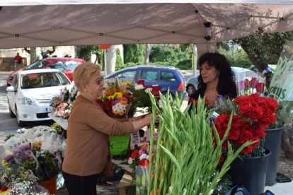 Josepa Romeu ven un ram de flors a una vídua ahir al matí davant el Cementiri de Tarragona.