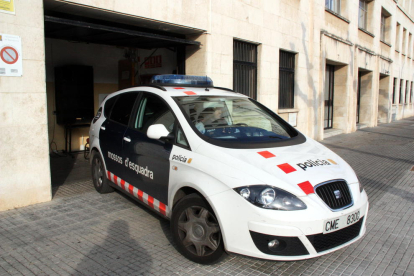 Imagen de archivo de un vehículo de los Mossos D'Esquadra en los Juzgados de Tarragona.