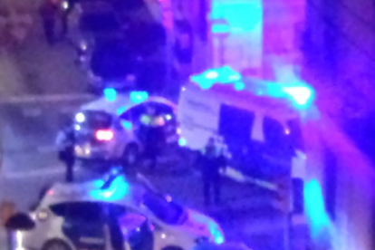 Imagen de la operación policial llevada a cabo este jueves por la noche en el Barri del Port.