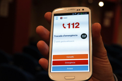 La pantalla d'un telèfon mòbil amb l'aplicació específica per a víctimes de violència masclista per avisar el 112.