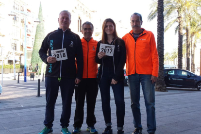 Imatge dels corredors amb els pitralls 2.017 i 2.018 junt amb els membres del club José Manuel Fariña i Antoni Torres.