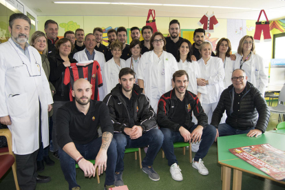 Foto de família de la visita dels jugadors del Reus d'Hoquei a l'Hospital Sant Joan.