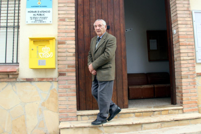 El ja exalcalde de Querol, Miguel Uroz, sortint de l'Ajuntament després de ser expulsat de l'alcaldia.