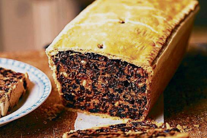 El black bun es un pastel típico escocés hecho con fruta confitada, frutos secos y sazonas.