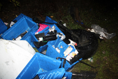 Una roda i capses entre les restes que s'han acumulat al voral de la C-12 després de l'accident. Imatge del 21 de novembre de 2016 (horitzontal)