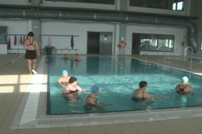 Sessions de fisioteràpia aquàtica a la piscina municipal de l'Hospitalet de l'Infant