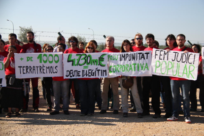 Varias personas con pancartas para un juicio popular al proyecto Castor.