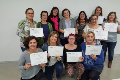 Foto de grup de les participants en la tercera edició del projecte 'Cap a la feina en femení'.