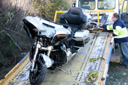 Detall de la motocicleta accidentada carregada a la grua