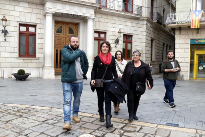 Els representants de l'Aliança contra la Pobresa Energètica (APE) i la Plataforma d'Afectats per la Hipoteca de Reus sortint del consistori.