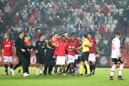 Muchos de los jugadores del Nàstic rodearon al árbitro al final del partido.