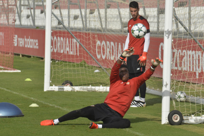 Fabrice Ondoa, entrenant amb el primer equip del Sevilla, una situació que és habitual des de la seva arribada al club andalús.